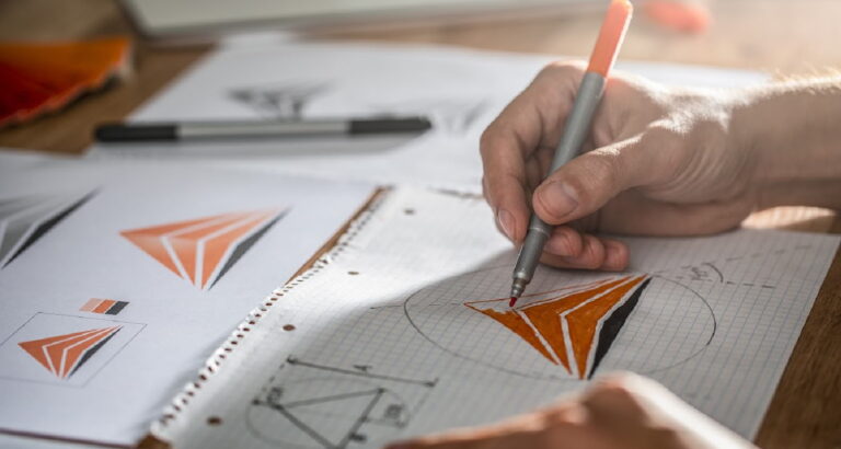Designer criando logo de empresa